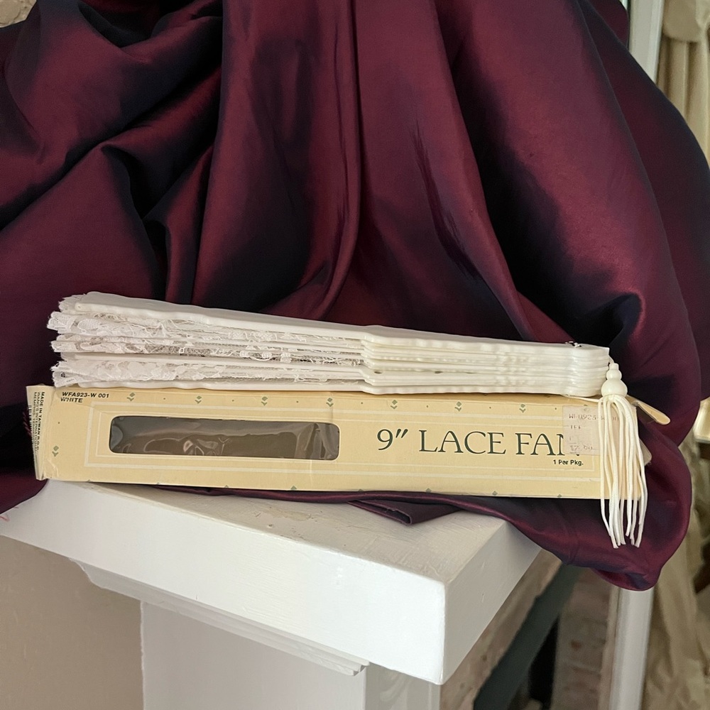White Lace Hand Fan in Original Box Vintage - Picture 2 of 3